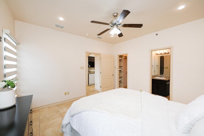 Building Photo - 10510 Sandia Dr
