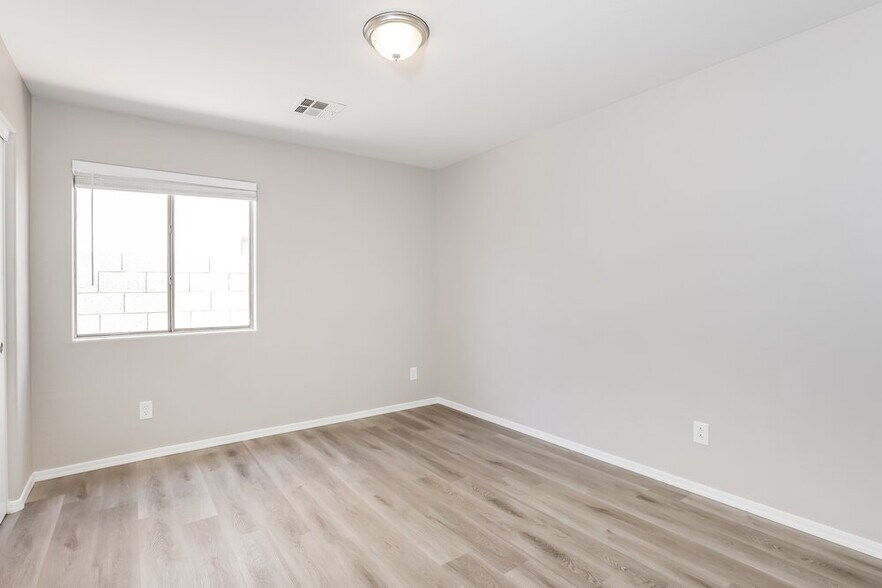 Building Photo - 2224 S 83rd Ln