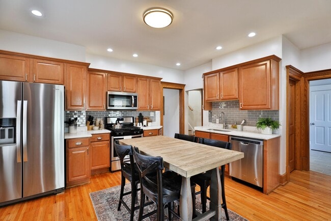 Building Photo - 398 W 5th Ave