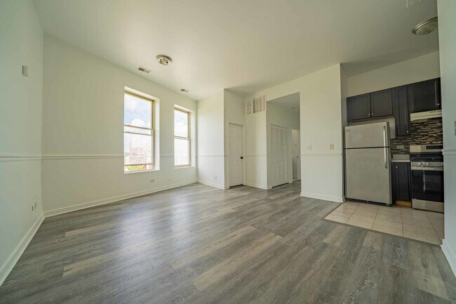 Building Photo - 317 S Homan Ave