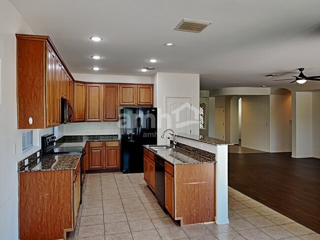Building Photo - 7626 E Shadybrook Ln
