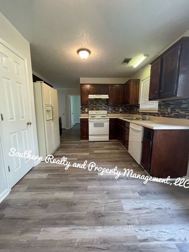 Building Photo - Make this your home!
