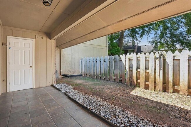 Building Photo - 2035 Powers Ferry Trce SE