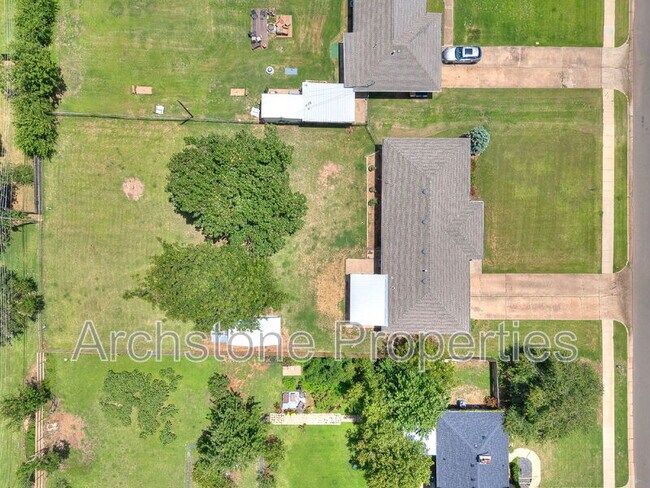 Building Photo - 3121 Lakeside Dr