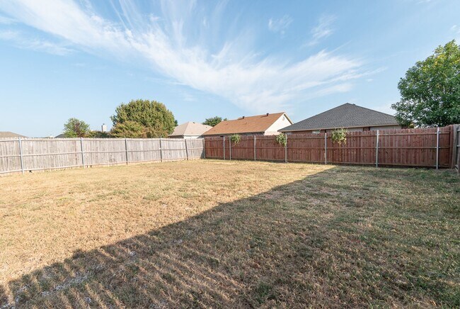 Building Photo - Spacious Three Bedroom Home!!