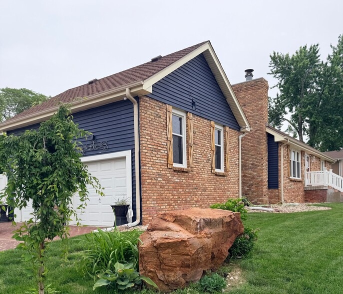 Building Photo - 4955 Lakeshore Dr