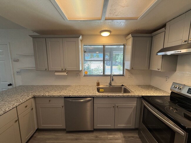 Building Photo - Updated single story home located in Ceres!
