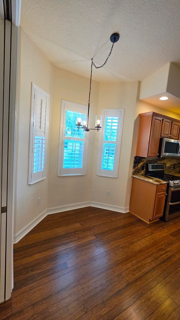 Building Photo - 3 bedroom 3 bathroom 2 car garage townhome in Mission Inn.