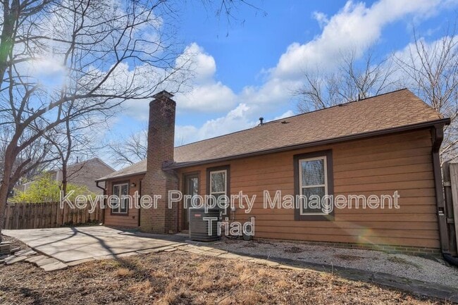 Building Photo - 5110 N Oaks Dr