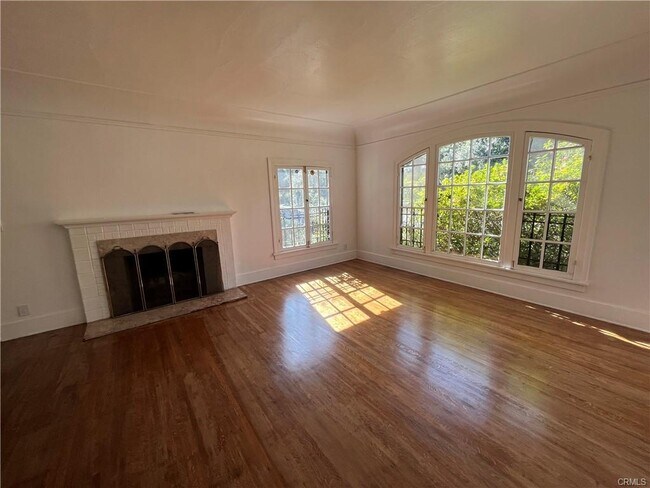 Building Photo - 624 N Roxbury Dr