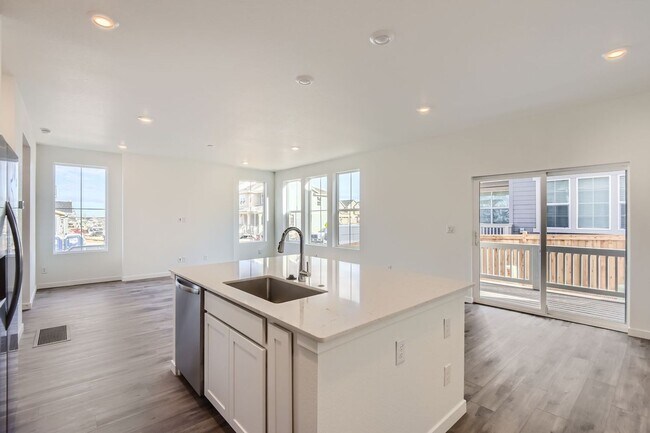 Building Photo - Luxurious 3bd 2.5 paired home in Dove Village!