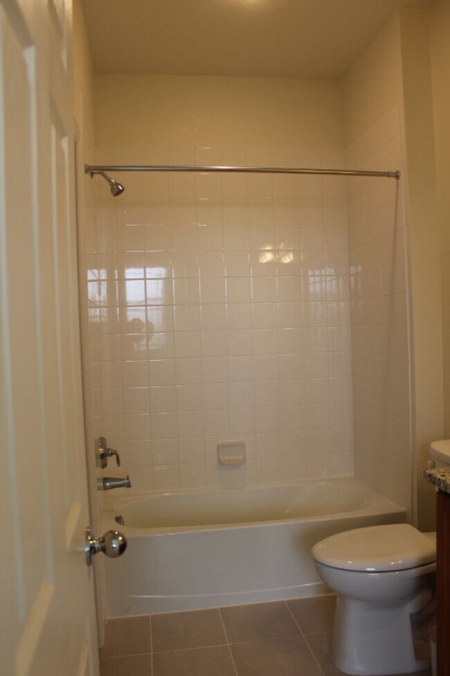 Building Photo - Chatfield Bluffs Condo w/ 3 BR/3 BA!!