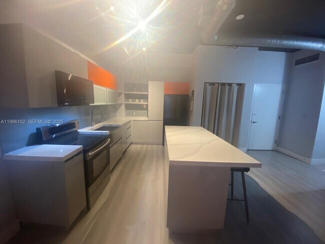 Building Photo - 10 SW South River Dr