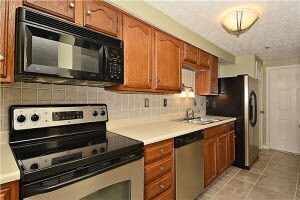 Building Photo - Spacious 2BR/2BA Condo in the Heart of How...