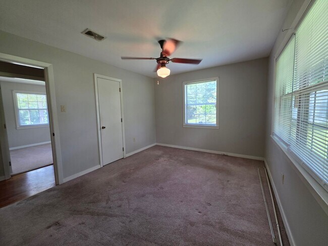 Building Photo - 4BR/2BA lake view home with covered back p...
