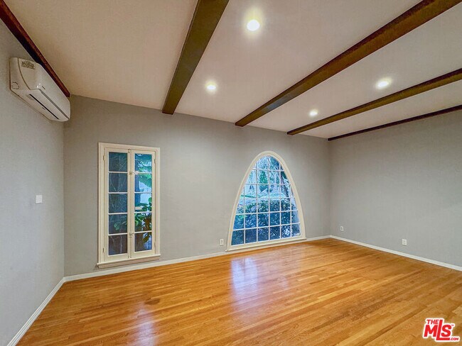 Building Photo - 340 N Oakhurst Dr