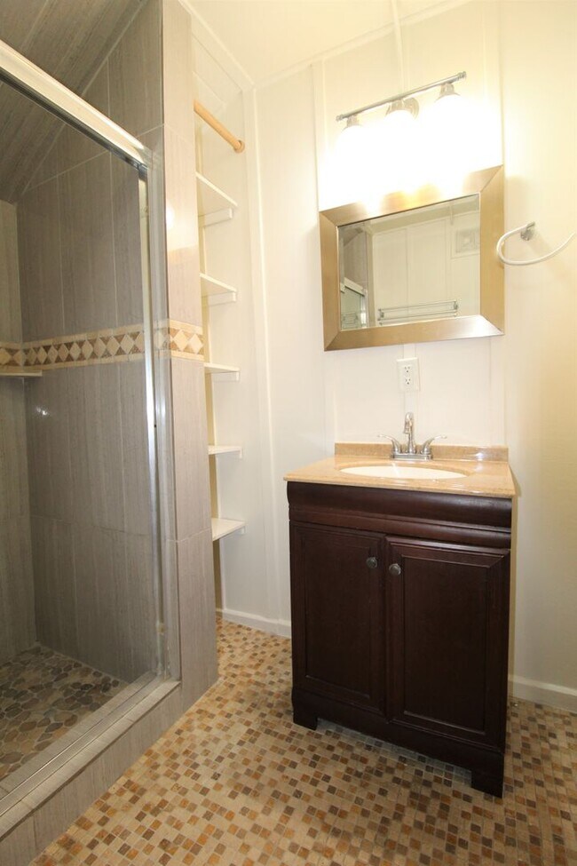 Building Photo - Downtown Ventura Bungalow with Beautiful Y...