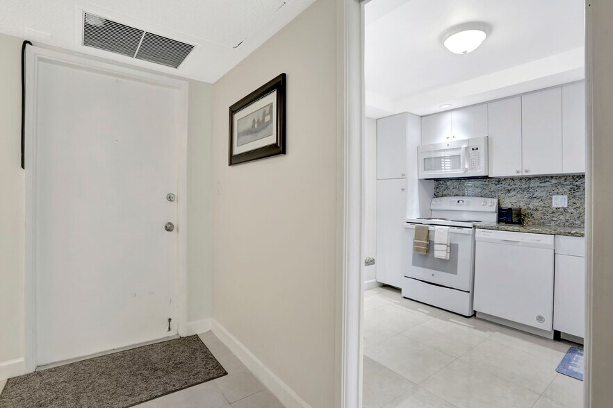 Building Photo - 2851 S Palm Aire Dr