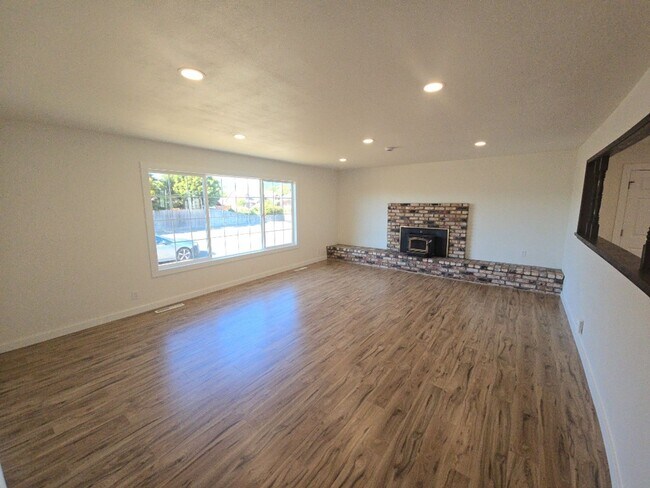 Building Photo - 3BD/2BA newly remodeled Kenwood Dr. Fortun...