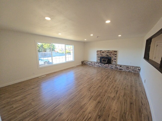 Building Photo - Price Reduction! Pet friendly! 3BD/2BA new...