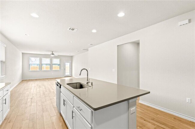 Building Photo - 1607 Denesa Dr