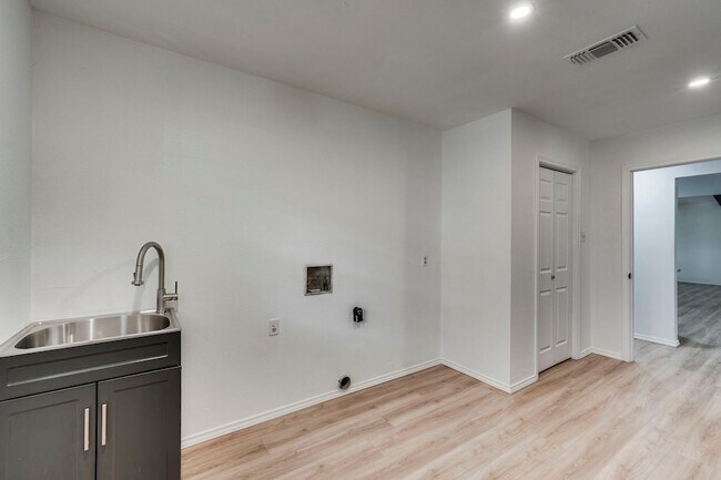 Building Photo - 3403 Sheffield Dr