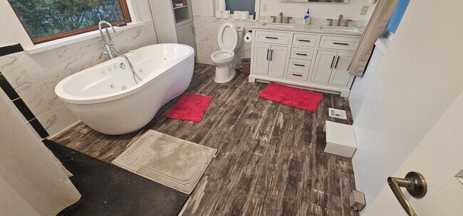 Building Photo - 882 Locust Dr