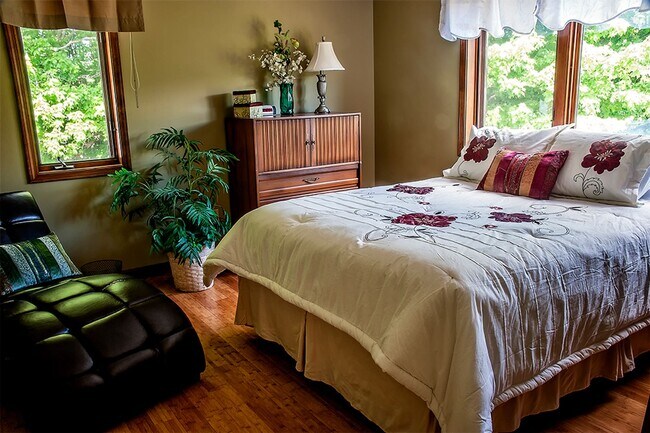 Building Photo - Epic Retreat! Fully Furnished Fall/Winter ...