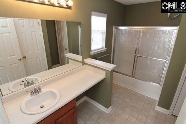 Building Photo - 5 Redbrush Ct