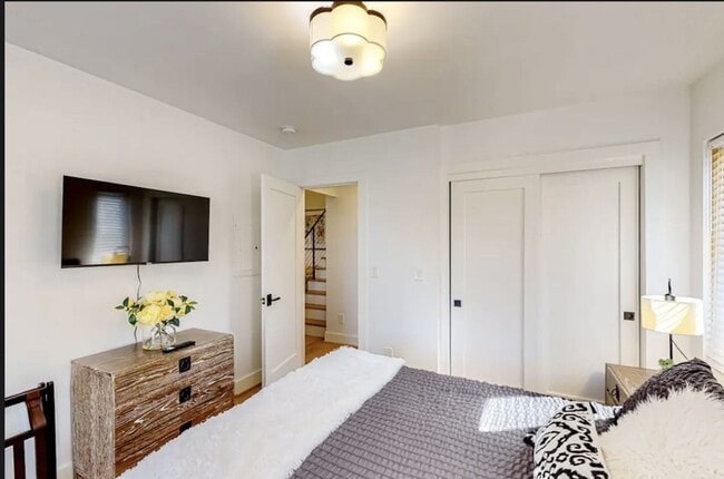 Building Photo - $2,700 - All Utilities Included Modern ADU with Two Bedrooms Townhouse Ready For Lease!