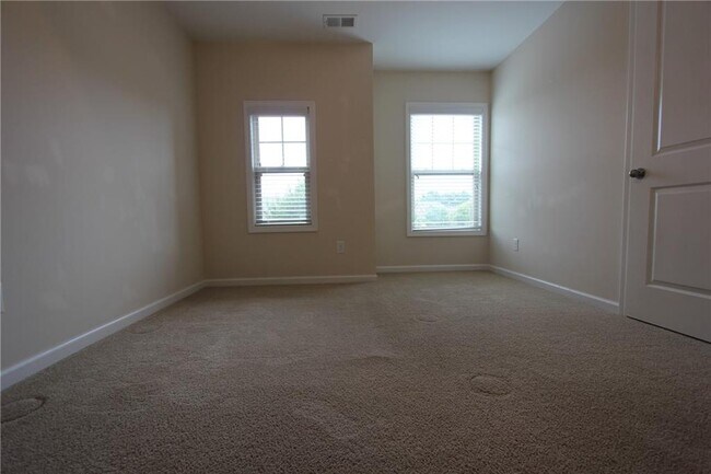 Building Photo - 2132 Greencrest Cir
