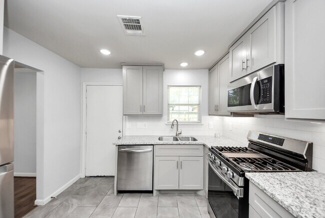 Building Photo - 5003 Enyart St