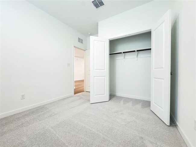 Building Photo - 130 Golden Bell Wy