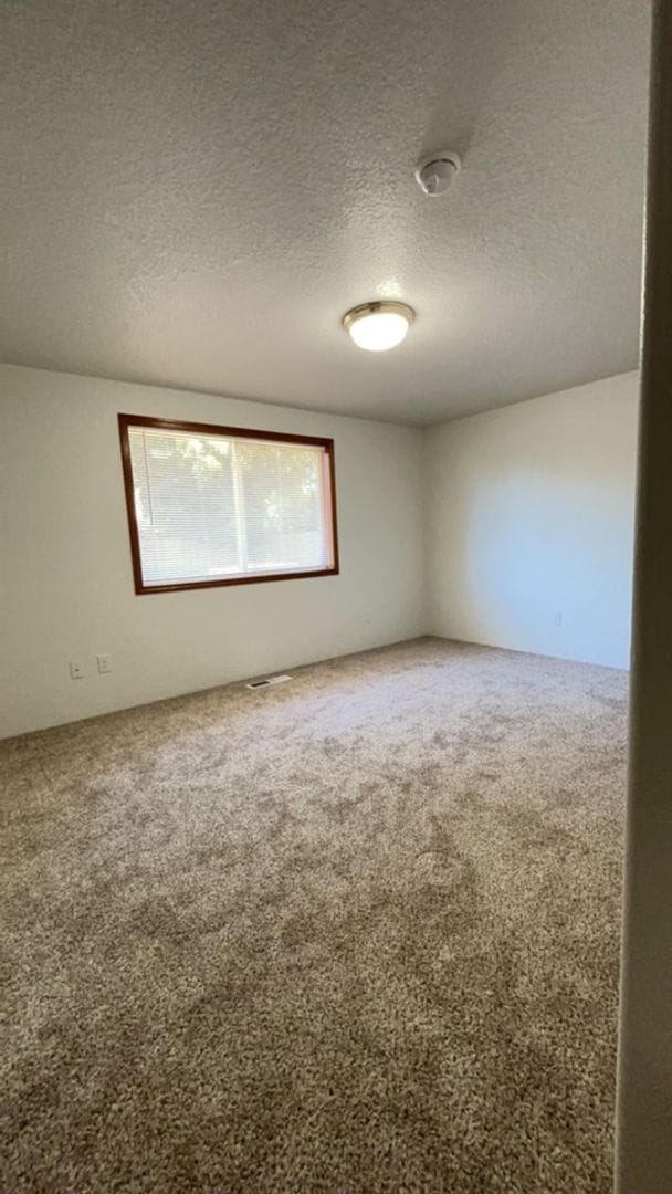 Building Photo - 3 Bedroom 2 bath house available!