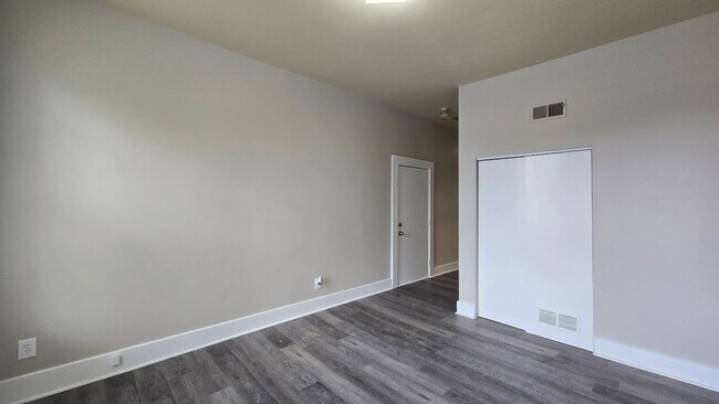 Building Photo - 2-BED SECTION 8 APPROVED