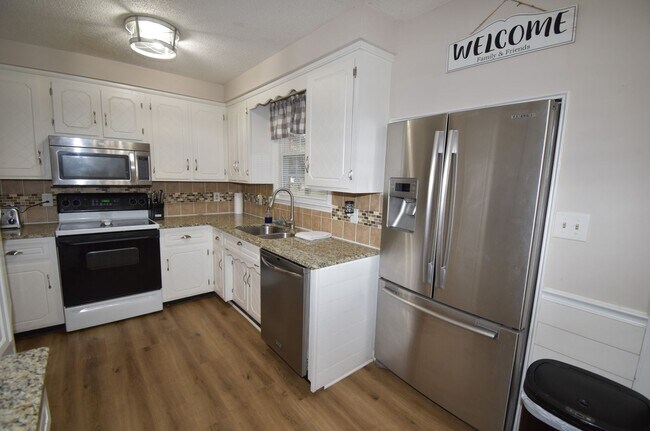 Building Photo - Large 3 Bedroom 3 Bath Home For Rent in Sa...