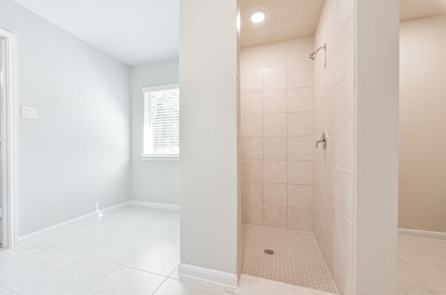 Building Photo - 2 N Circlewood Glen