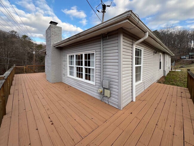 Building Photo - Charming Farragut Home with Large Fenced Yard and Wooded Access