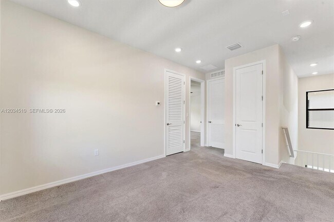 Building Photo - 2485 Primrose Pl