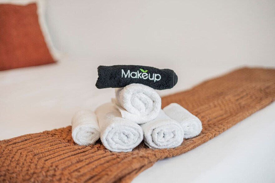 Building Photo - 596 W 9th St