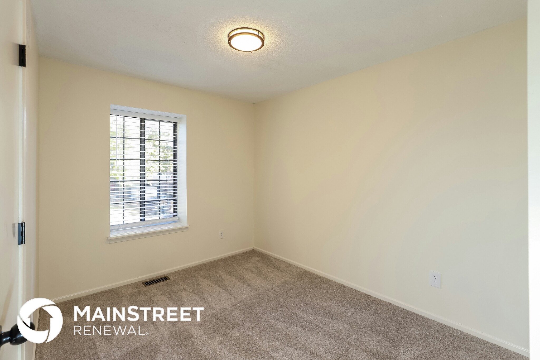 Building Photo - 404 SE Bristol Dr