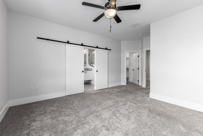 Building Photo - 164 E Lexington Ave