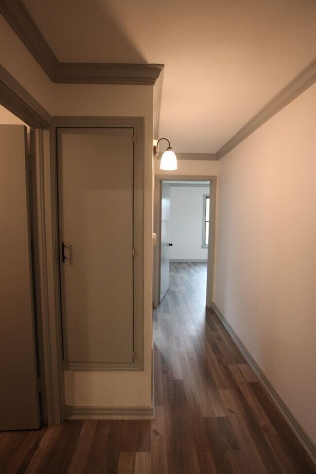 Building Photo - Tour Today! Updated 3 Bed 2 Bath Rental! S...