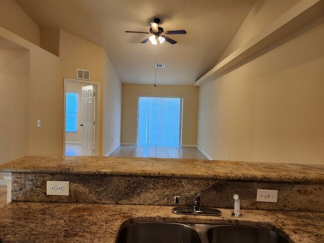 Building Photo - Exceptional 3 bed 2 bath 1 car garage dupl...