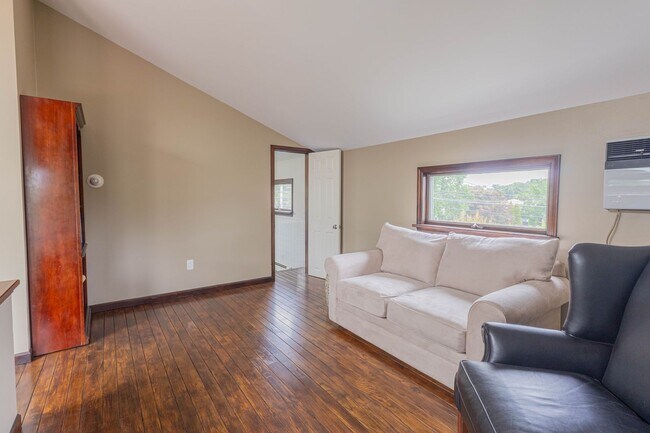 Building Photo - Fully Renovated 2-Bedroom Apartment – Locust Valley, NY