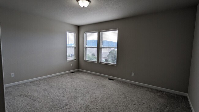 Building Photo - NEWER END UNIT TWO STORY TOWNHOME WITH A/C...