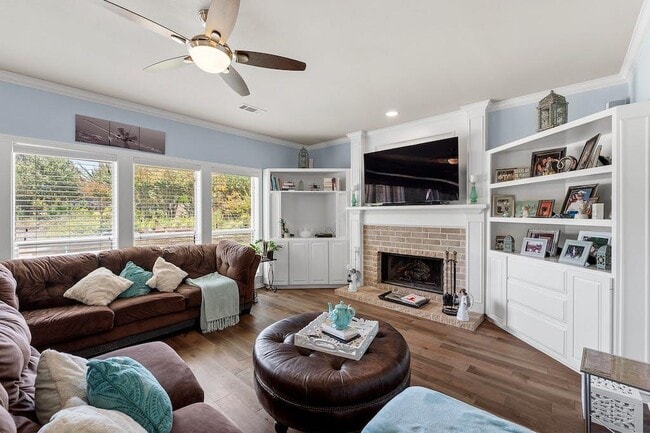 Building Photo - 1207 Lakeway Dr