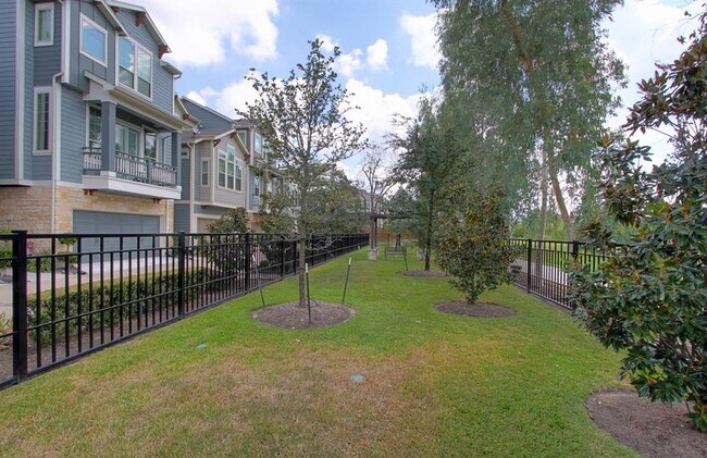 Building Photo - 736 Nicholson St