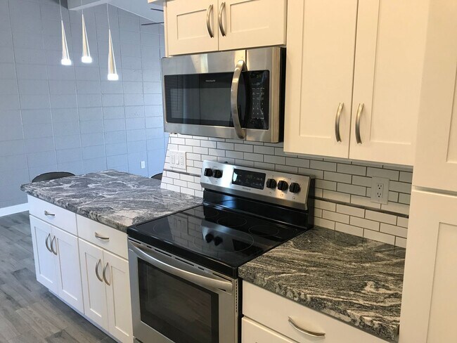 Building Photo - 3 bedroom updated Townhome