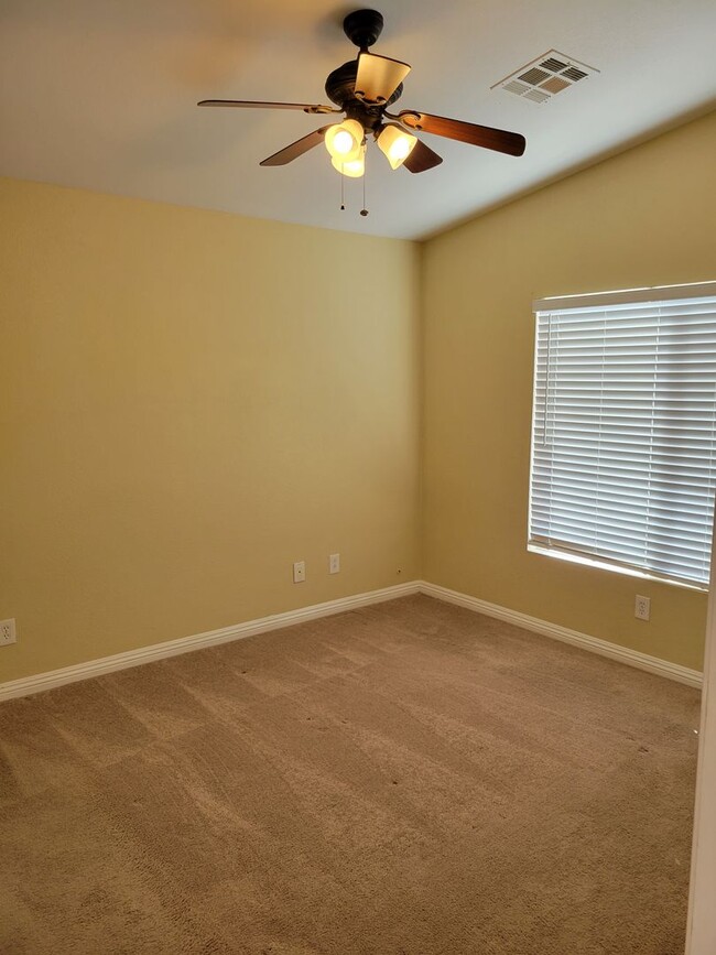 Building Photo - Awesome Townhome in North Las Vegas